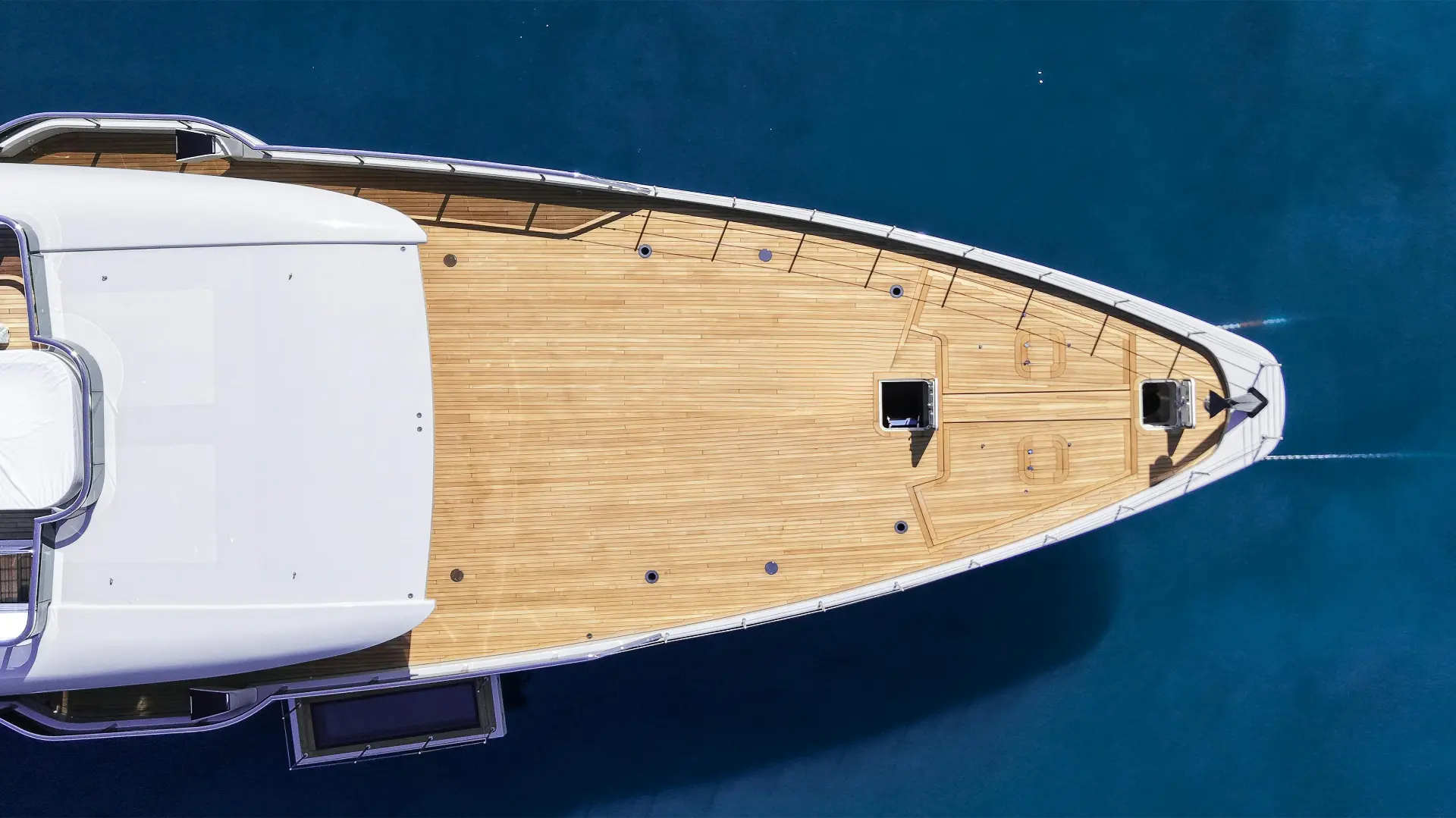 Motor Yacht IRAMAn tiikkikansi ylhäältä kuvattuna